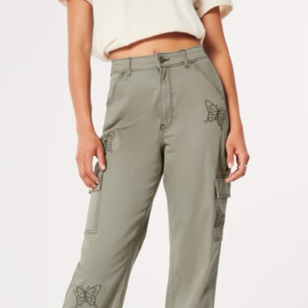 Hollister Ultra High-Rise Butterfly Cargo Dad Pants‎ (Style #656105331)